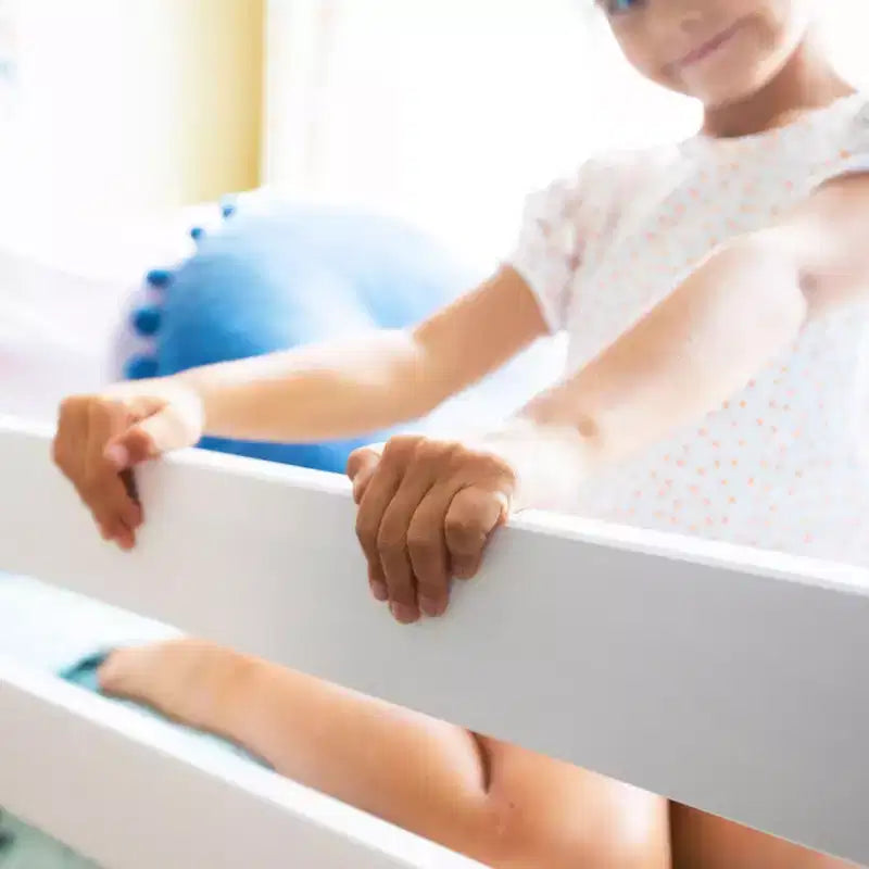 Etagenbett in L-Form aus Massivholz, Twin über Full, mit Bücherregal für Kinder