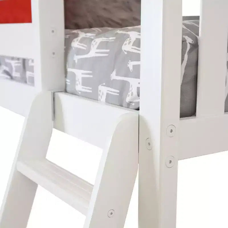 Etagenbett in L-Form aus Massivholz, Twin über Full, mit Bücherregal für Kinder