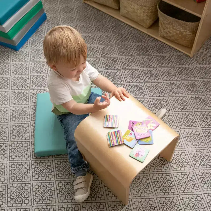 Silla cúbica multiusos de madera curvada para niños pequeños