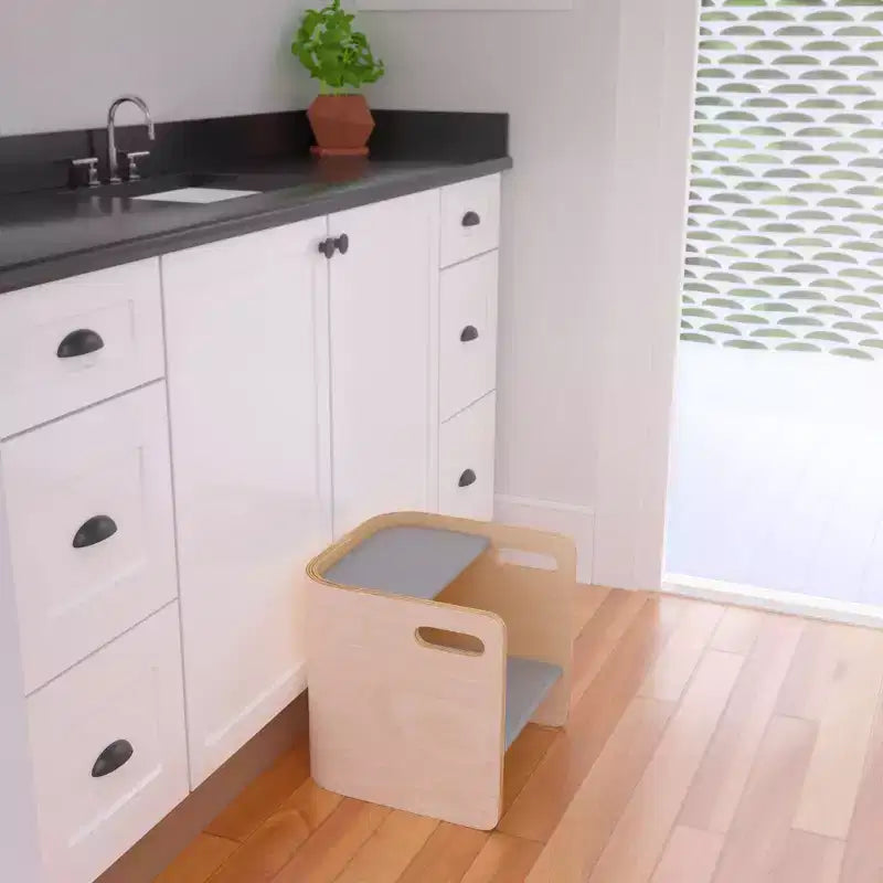 Silla cúbica multiusos de madera curvada para niños pequeños