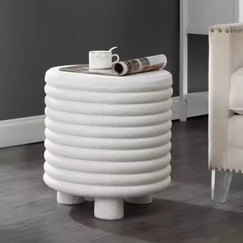 18-Zoll minimalistischer moderner Beistelltisch mit 3 Beinen für drinnen und draußen
