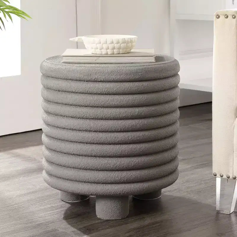 18-Zoll minimalistischer moderner Beistelltisch mit 3 Beinen für drinnen und draußen